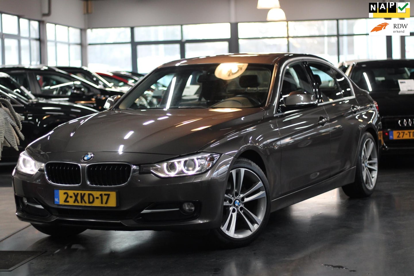 BMW 3-serie - 320i EfficientDynamics | LEER | NAVI | PDC | HANDBAK | - AutoWereld.nl