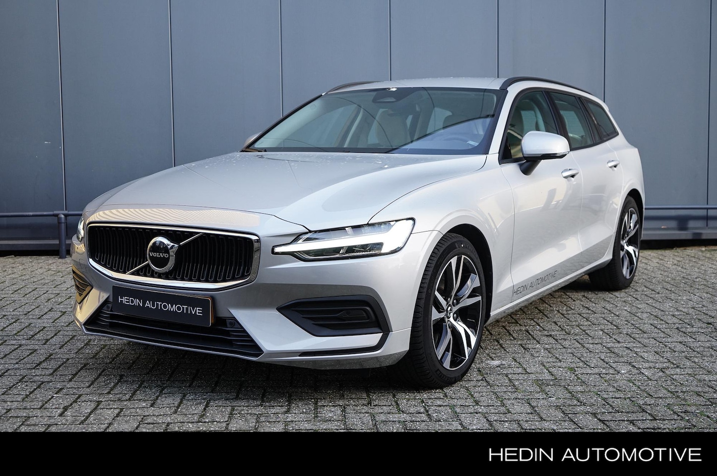 Volvo V60 - 2.0 B3 Essential Edition | Lederen bekleding | 18 inch | Park Assist | Standkachel - AutoWereld.nl