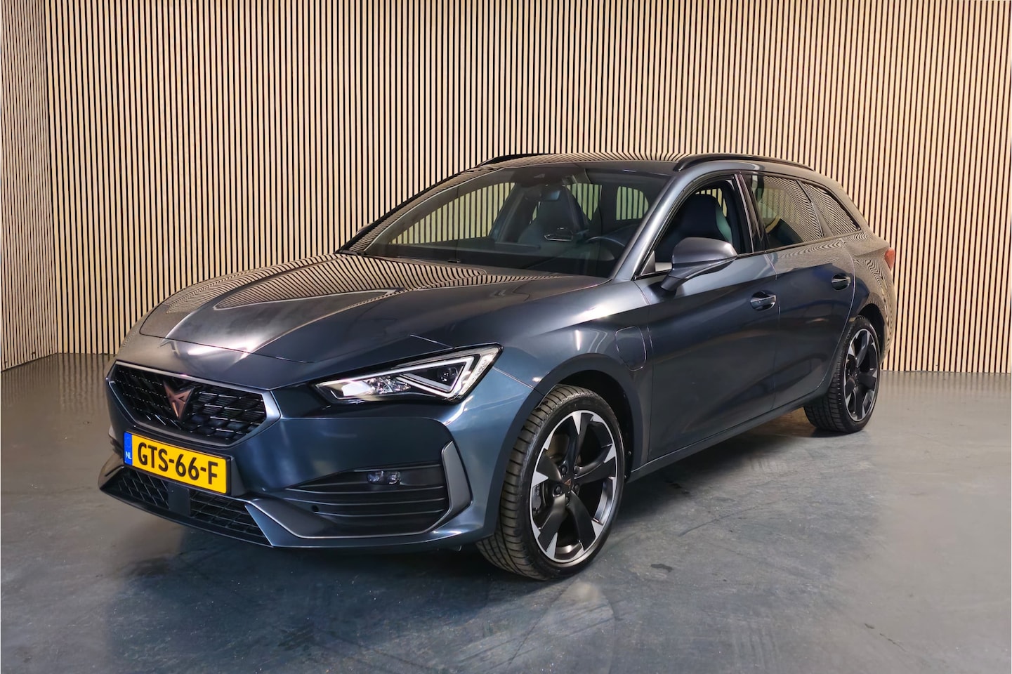 CUPRA Leon Sportstourer - 1.4 e-Hybrid VZ Business - Stoel/Stuurverwarming - Apple Carplay/Android auto - Adaptive C - AutoWereld.nl