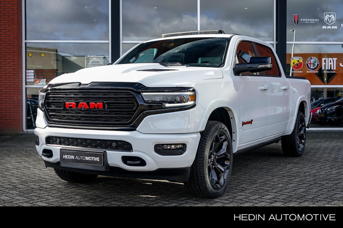 Dodge Ram 1500 - 5.7 V8 4X4 Limited Night Crewcab | Digitaal Dashboard | 5 jaar officiële fabrieksgarantie - AutoWereld.nl