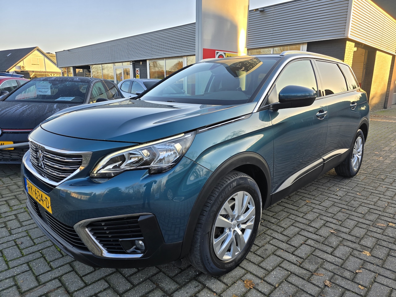 Peugeot 5008 - 1.2 PureTech Active / NWE Motor / 7 Persoons / Carplay / Trekhaak - AutoWereld.nl