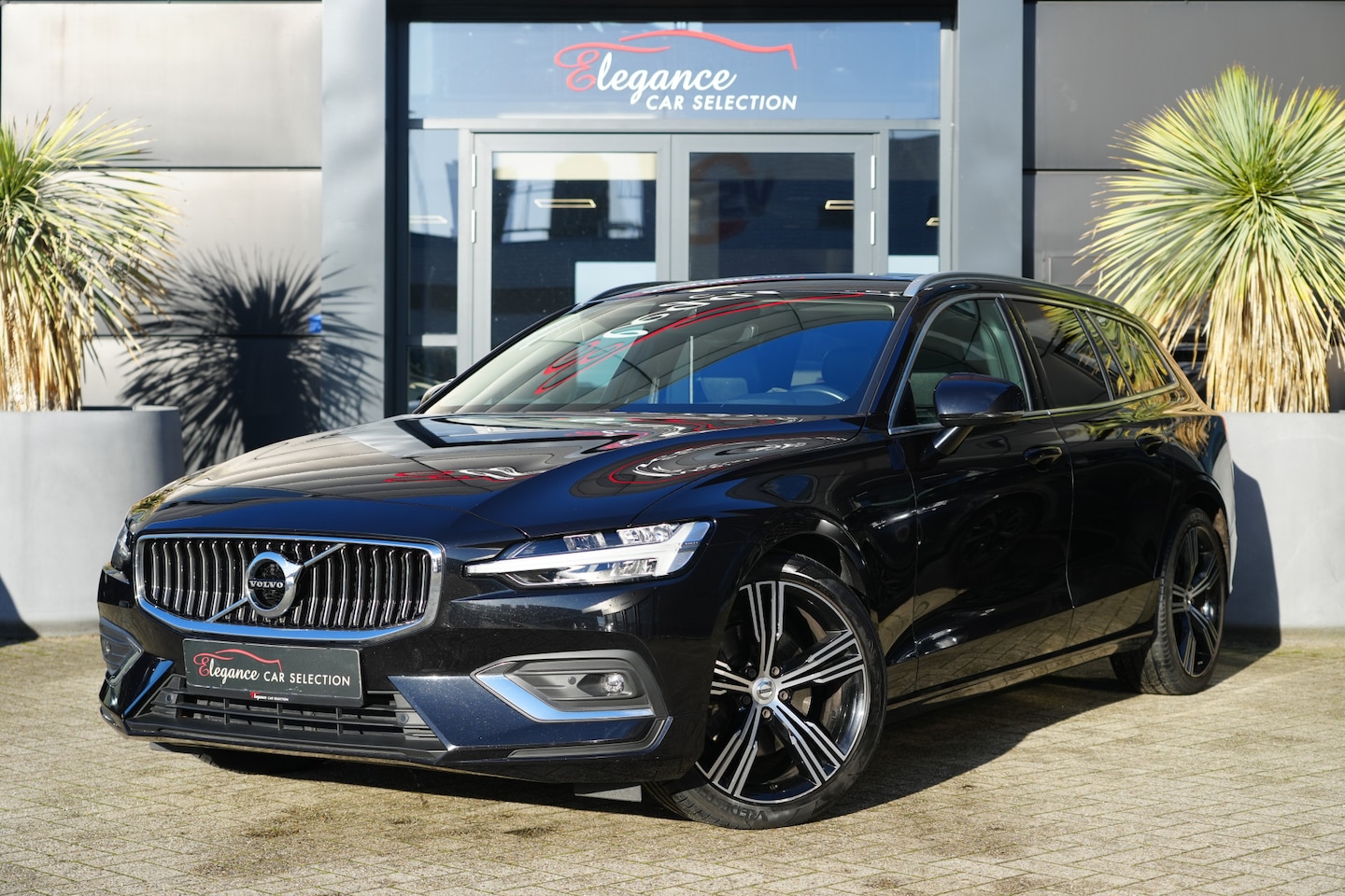 Volvo V60 - 2.0 B3 R-Design 164pk Panoramadak/Stoelverwarming/Camera - AutoWereld.nl