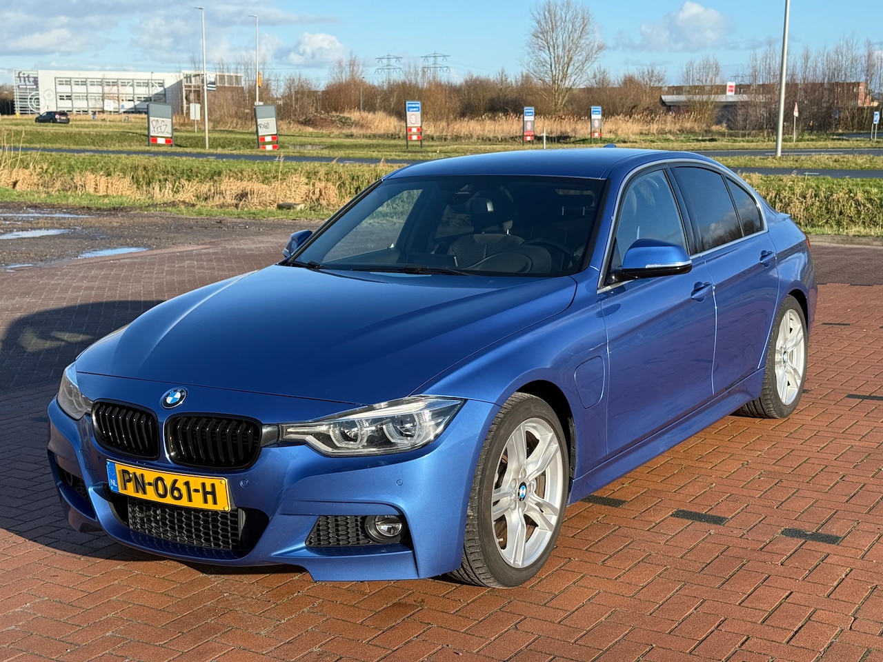 BMW 3-serie - 330e Hybride | M-Sport | Head-Up Display | Estoril Blauw - AutoWereld.nl