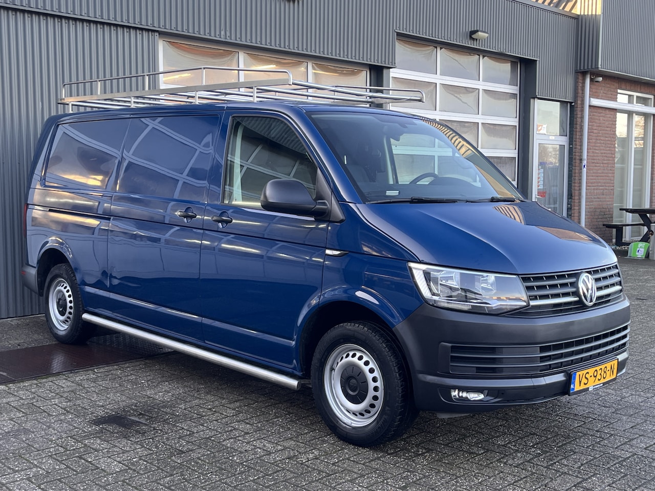 Volkswagen Transporter - 2.0 TDI L2H1 140pk Airco Cruise controle Imperial Trekhaak 2500kg 3 persoons 1e eigenaar E - AutoWereld.nl