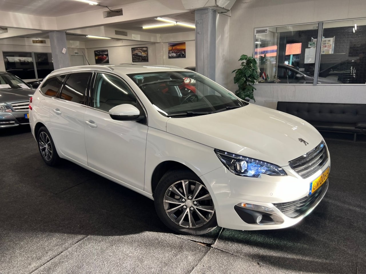 Peugeot 308 SW - 1.2 Allure *NAP*Xenon*Camera*2015* - AutoWereld.nl