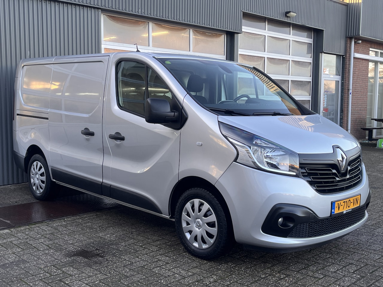 Renault Trafic - 1.6 dCi 126pk L1H1 Airco Climate controle Trekhaak 2000kg Kastinrichting Navigatie Camera - AutoWereld.nl