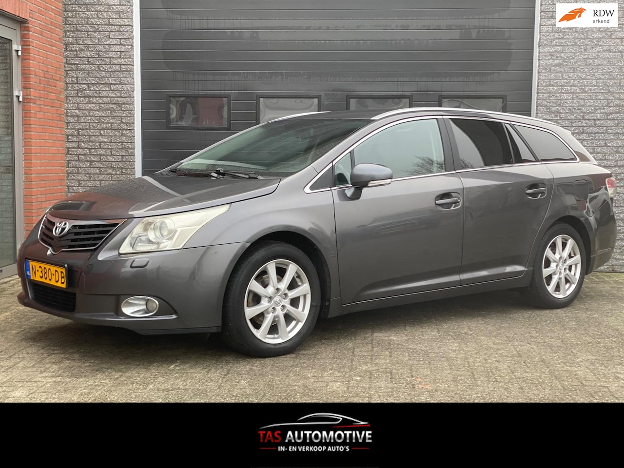 Toyota Avensis Wagon - 2.0 D-4D Dynamic NAVI / CRUISE / EXPORT - AutoWereld.nl