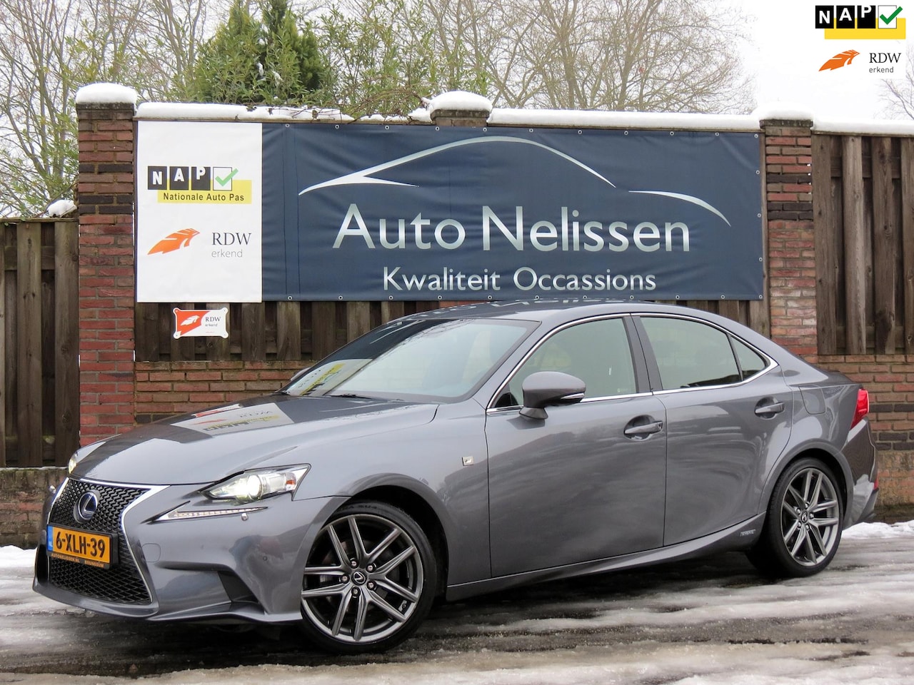 Lexus IS - 300h F Sport Edition DEALER ONDERHOUDEN | 18 INCH SPORTVELGEN | NAVI | STOELVERWARMING | E - AutoWereld.nl