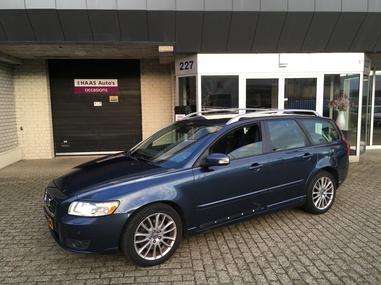 Volvo V50 - 2.4i Momentum / LEDER / AUTOMAAT / FACELIFT / APK AUGUSTUS 2025 / DEALER SERVICED - AutoWereld.nl