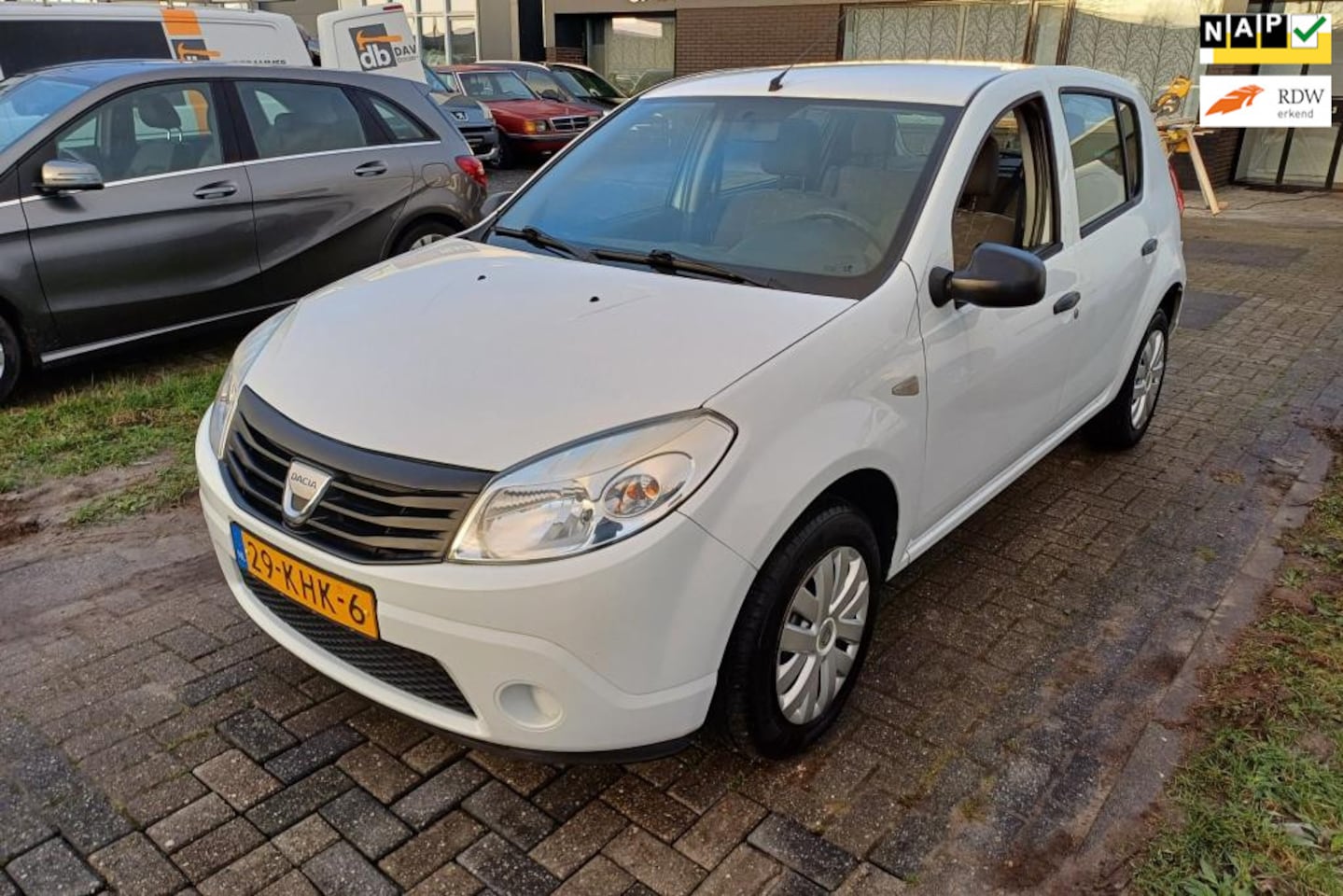 Dacia Sandero - 1.2i 5-Deurs White Edition 101.000km!! NAP APK Zuinig! - AutoWereld.nl