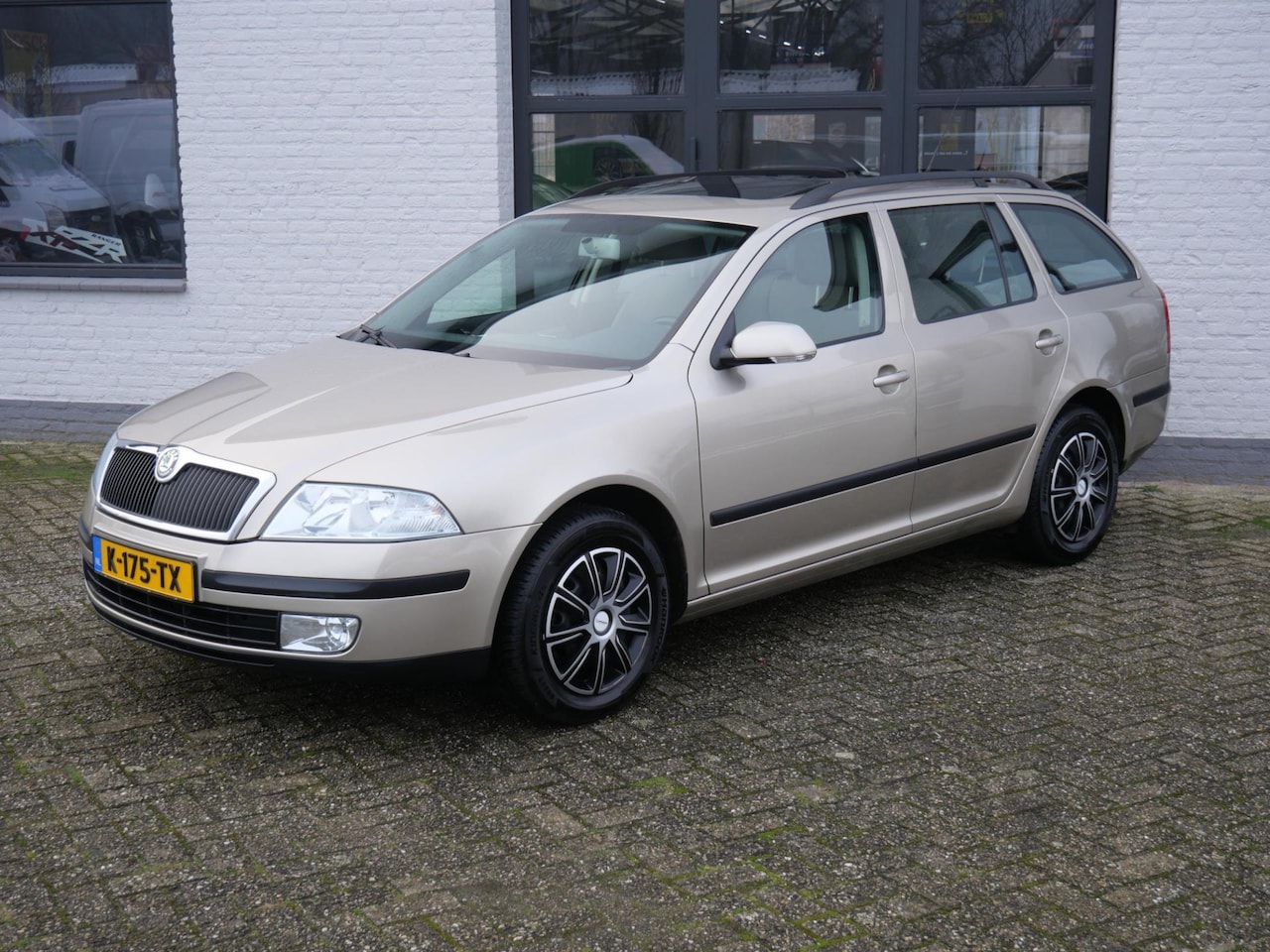 Skoda Octavia Combi - 1.6 FSI Ambiente Airco Cruise Camera Pdc 167.000km !!! - AutoWereld.nl