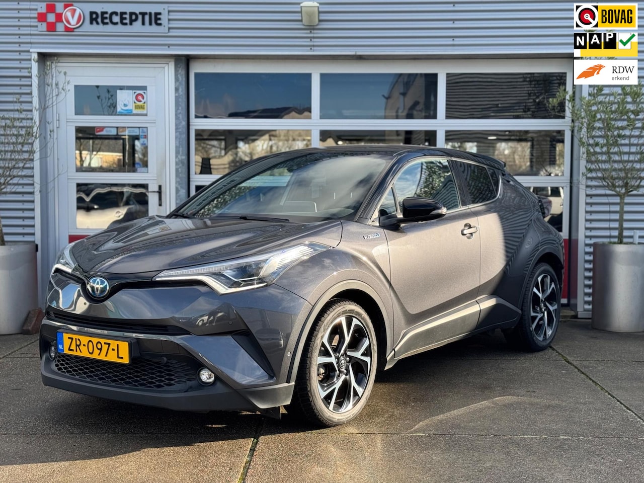 Toyota C-HR - 1.8 Hybrid Style Ultimate Bi-Tone / Leer / Jbl / Navi / A.Cam / 1-Eig - AutoWereld.nl