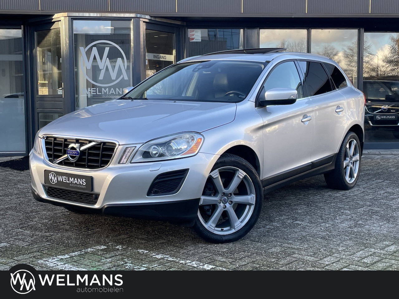 Volvo XC60 - 3.0 T6 AWD Summum Youngtimer per sept | Pano | Four-C | 20 inch - AutoWereld.nl