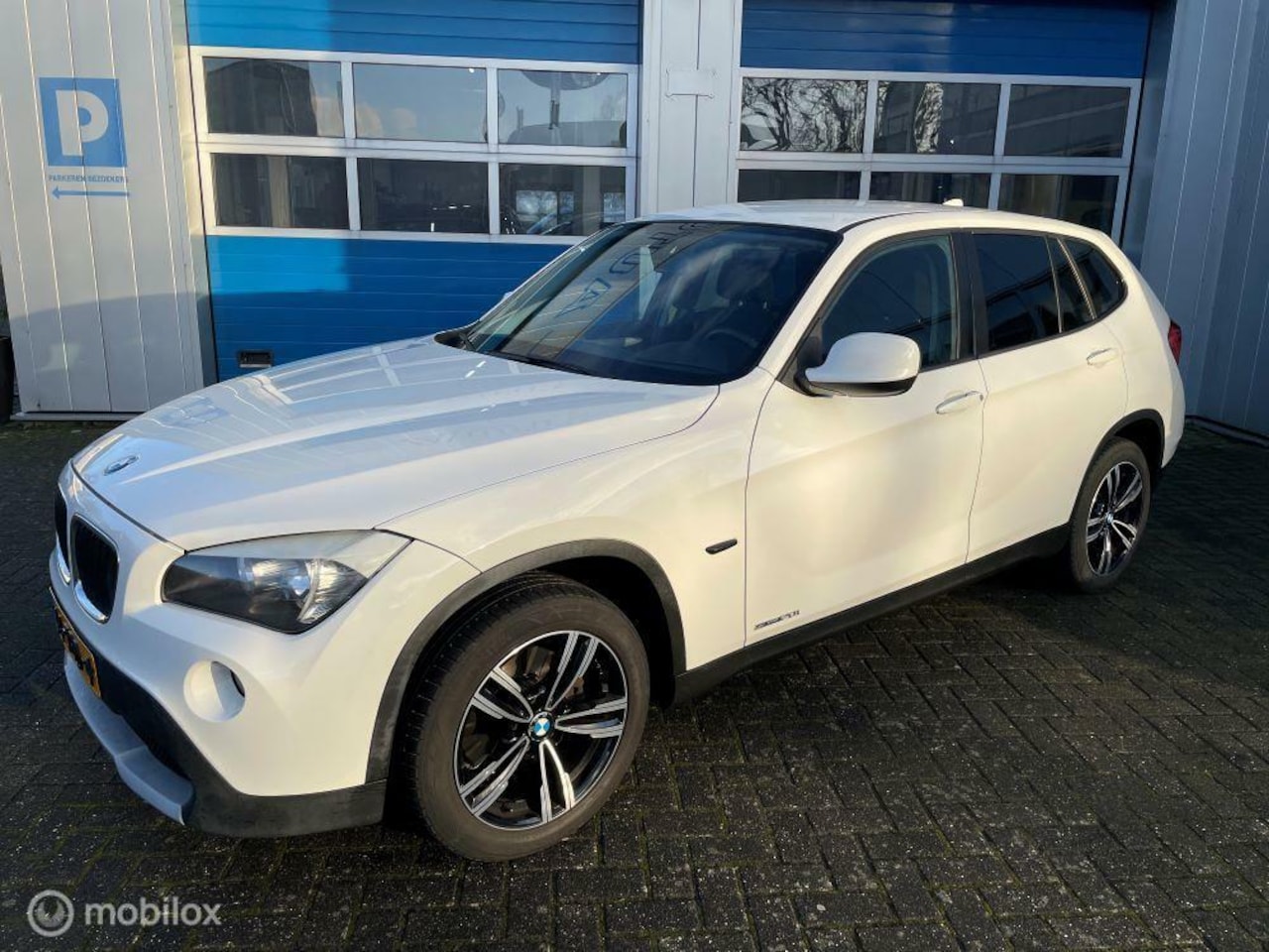 BMW X1 - sDrive20i Business (airco-17''-trekhaak-cruise) - AutoWereld.nl