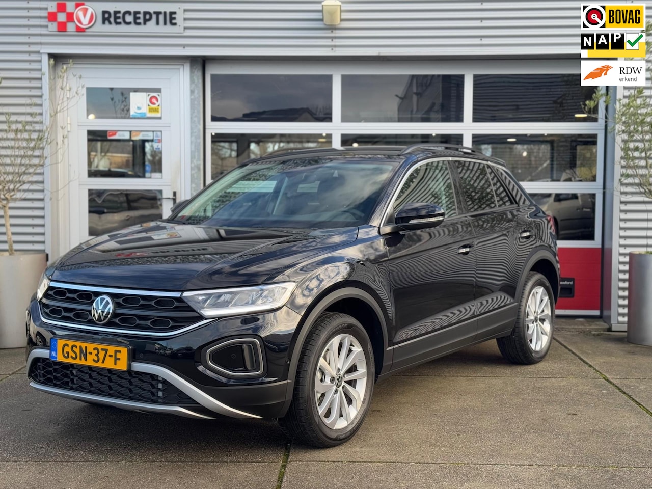 Volkswagen T-Roc - 1.5 TSI Life Edition DSG / Led / A.Cam / Carplay / Stoelverwarming / Nieuw! - AutoWereld.nl