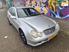 Mercedes-Benz C-klasse Sportcoupé - 180 K. Nette auto geen roest airco stereo auto rijd heel goed boeken aanwezig