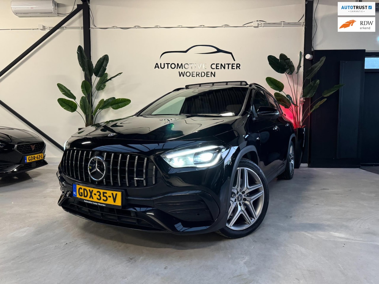 Mercedes-Benz GLA-Klasse - AMG 35 4MATIC CARBON PANO KUIPSTOELEN - AutoWereld.nl