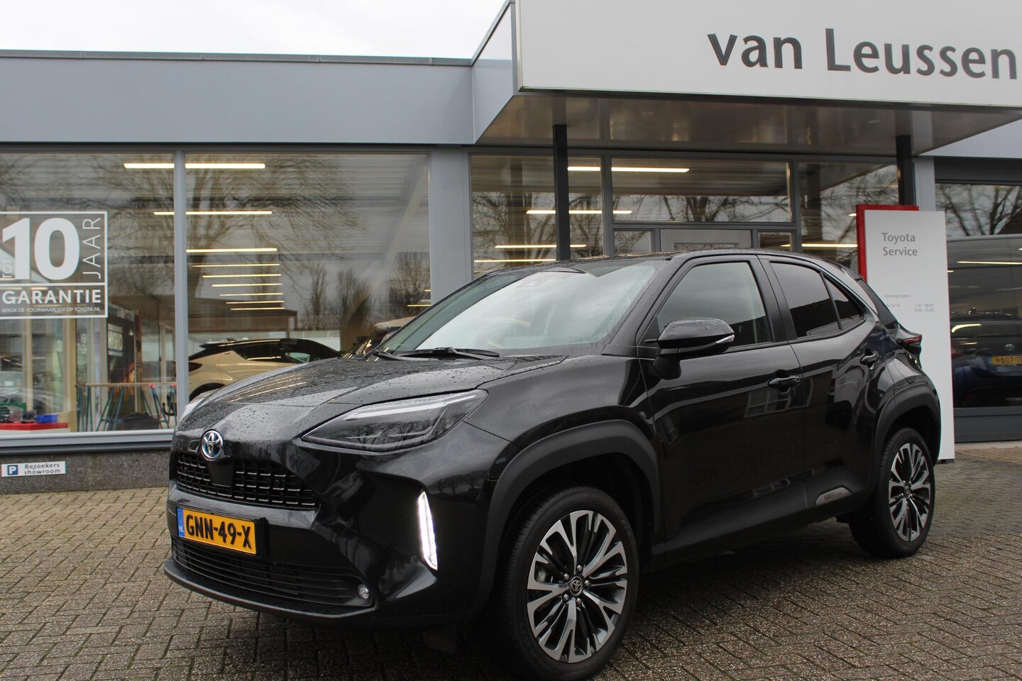 Toyota Yaris Cross - 1.5 HYBRID BUSINESS STUUR/WISSER/STOELVERW. LED DAB AD-CRUISE SENSOREN V+A PRIVACY GLASS K - AutoWereld.nl