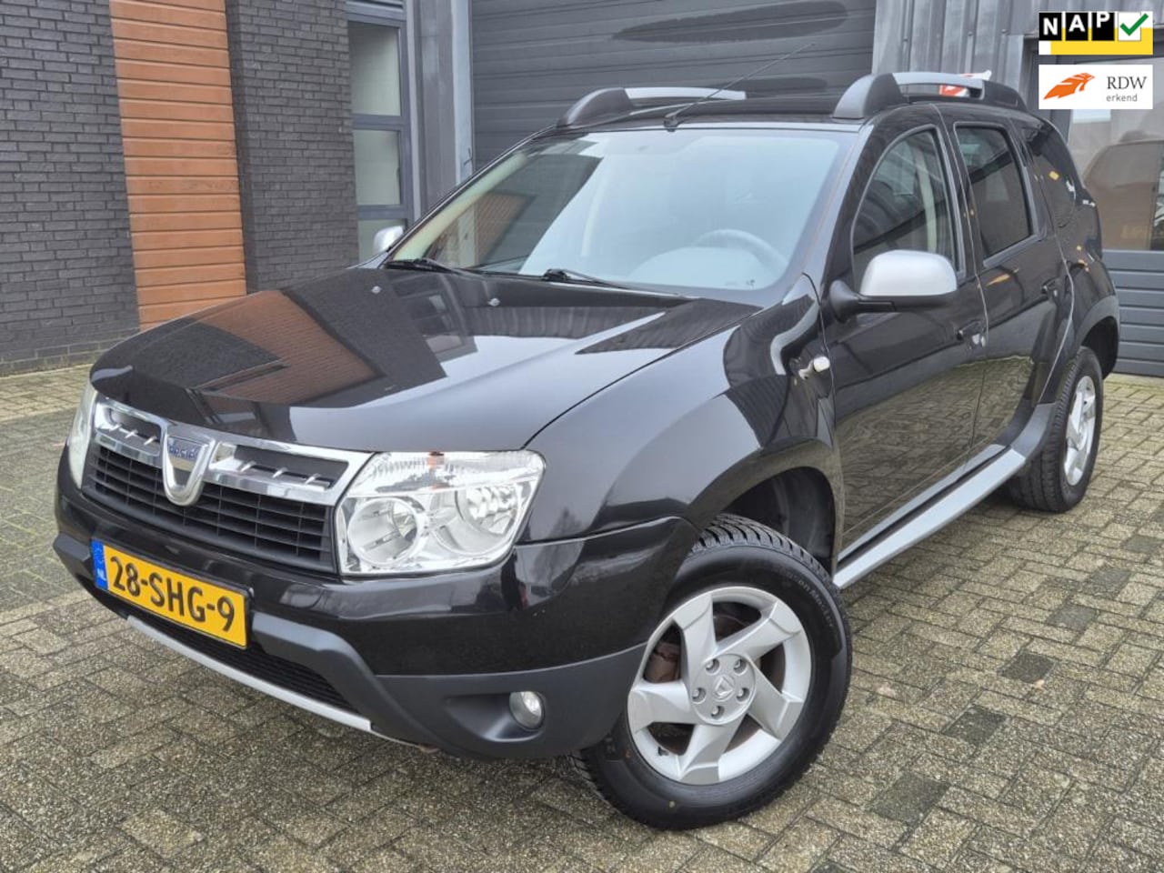 Dacia Duster - 1.6 Lauréate 2WD 1e Eigenaar!/Airco/Parkeersensoren/All-Seasonbanden - AutoWereld.nl