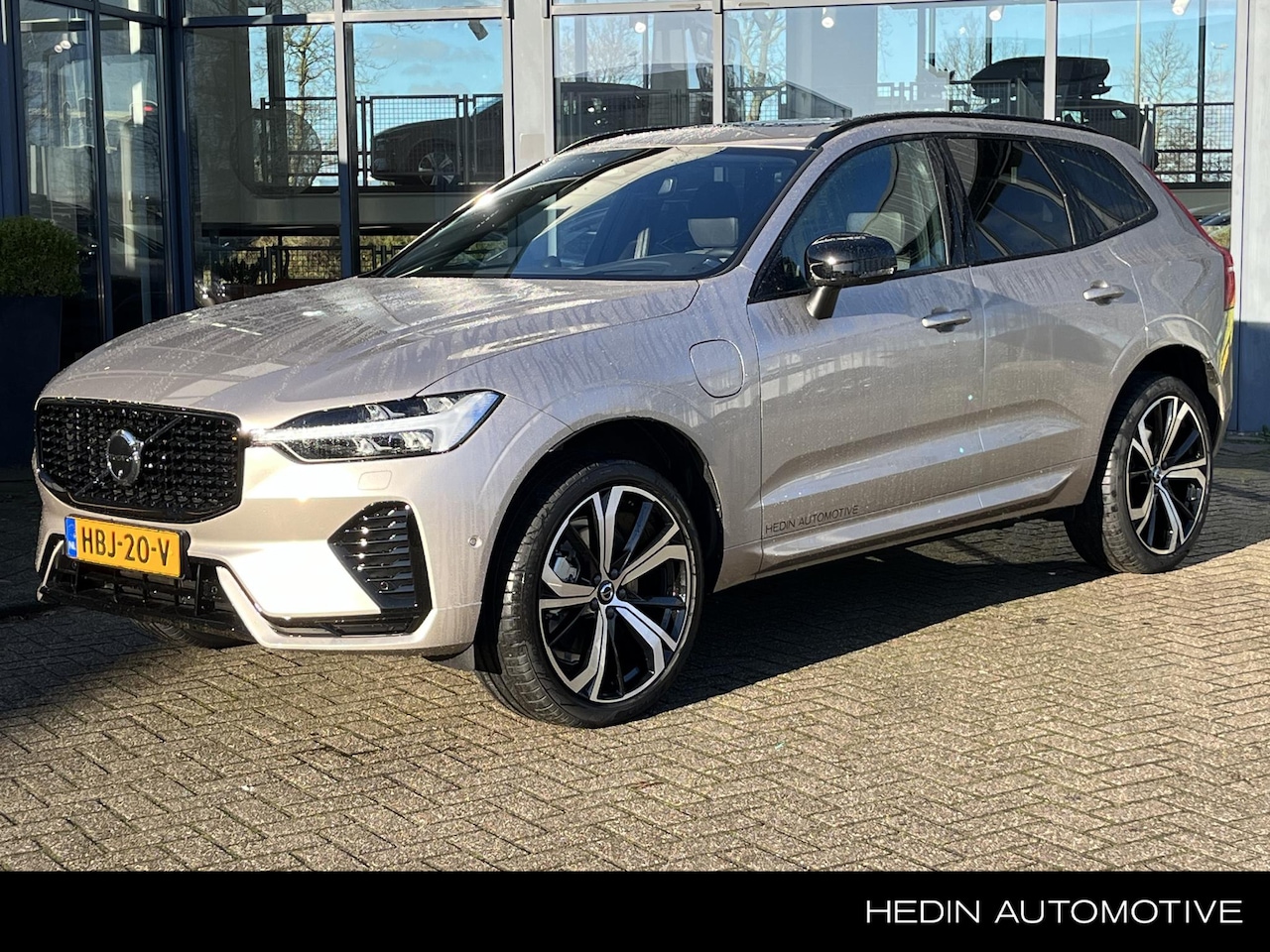 Volvo XC60 - 2.0 T6 Plug-in hybrid AWD Ultra Black Edition | Luchtvering | Bowers & Wilkins | Sportstoe - AutoWereld.nl