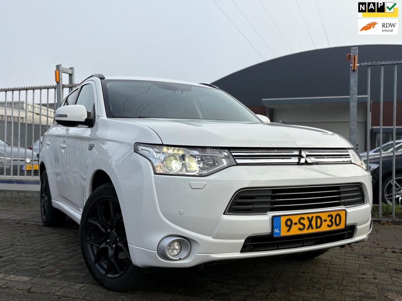 Mitsubishi Outlander - 2.0 PHEV Instyle+ | Schuifdak | Trekhaak | Leder | camera - AutoWereld.nl