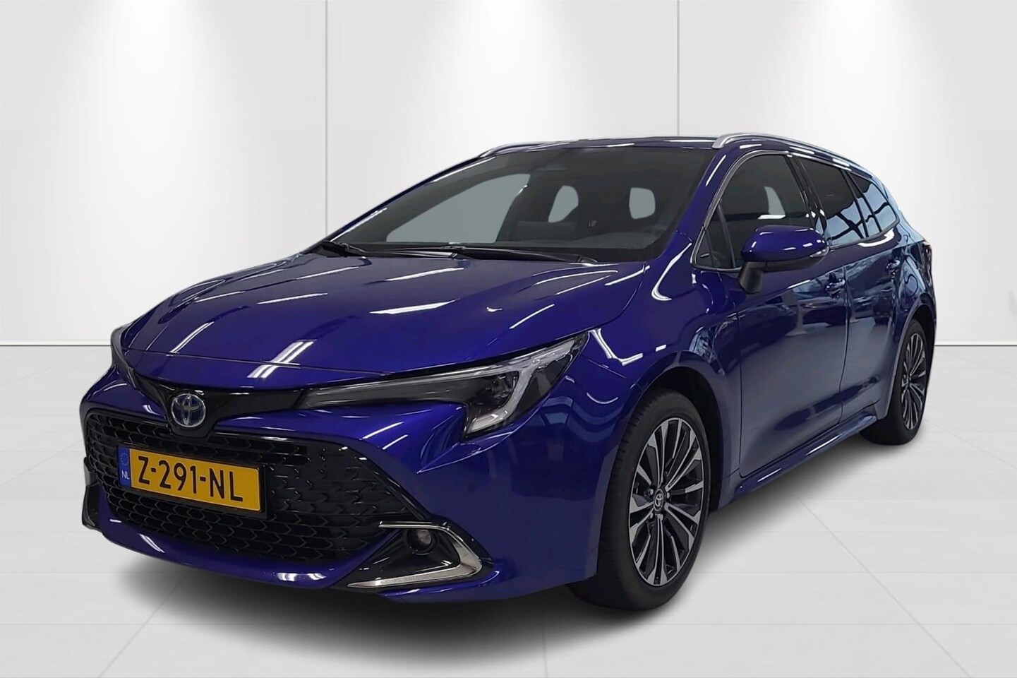 Toyota Corolla Touring Sports - 1.8 Hybrid First Edition NIEUW DIRECT LEVERBAAR ELEK-ACHTERKLEP KEYLESS STOELVERW NAVI - AutoWereld.nl