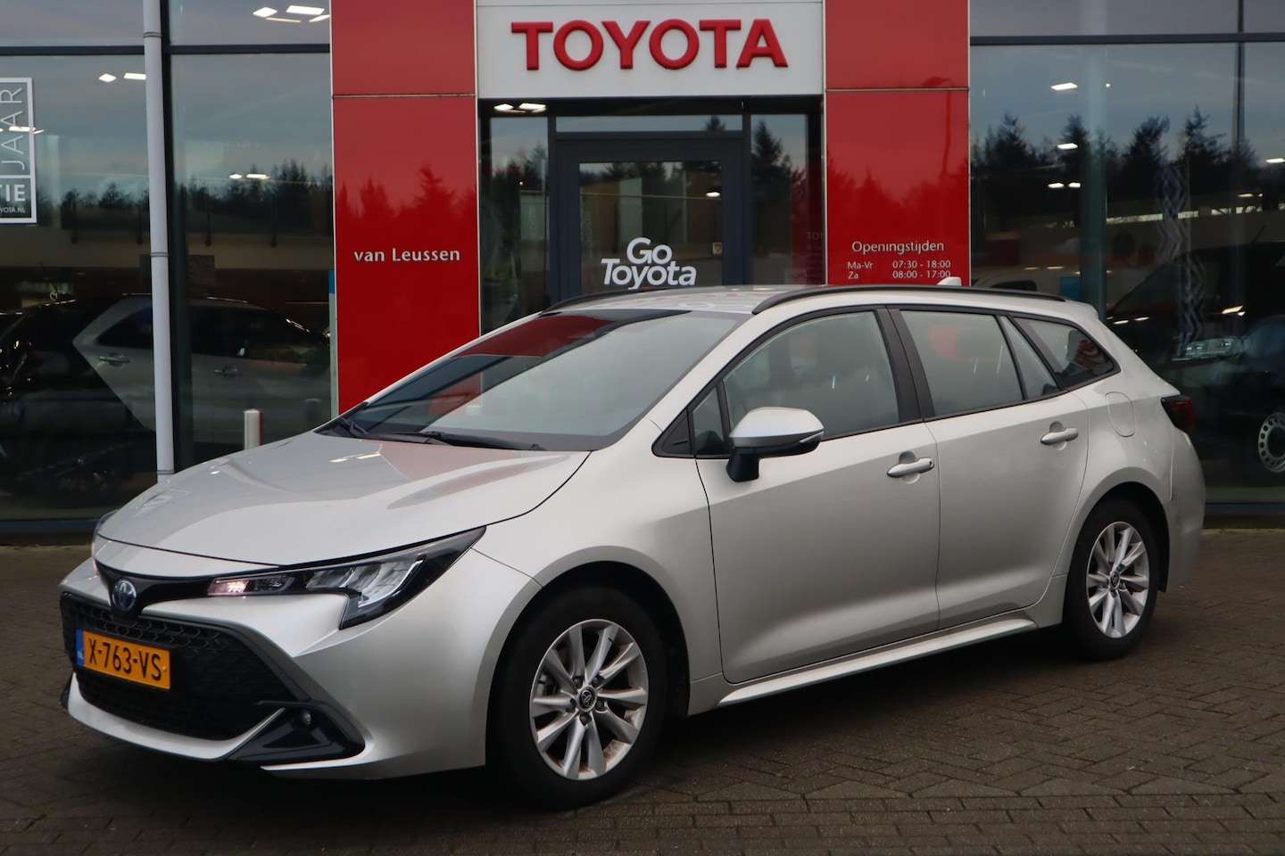 Toyota Corolla Touring Sports - Hybrid 140 NL-AUTO NAVI APPLE/ANDROID AD-CRUISE LED DAB+ PARKCAMERA LM-VELGEN - AutoWereld.nl