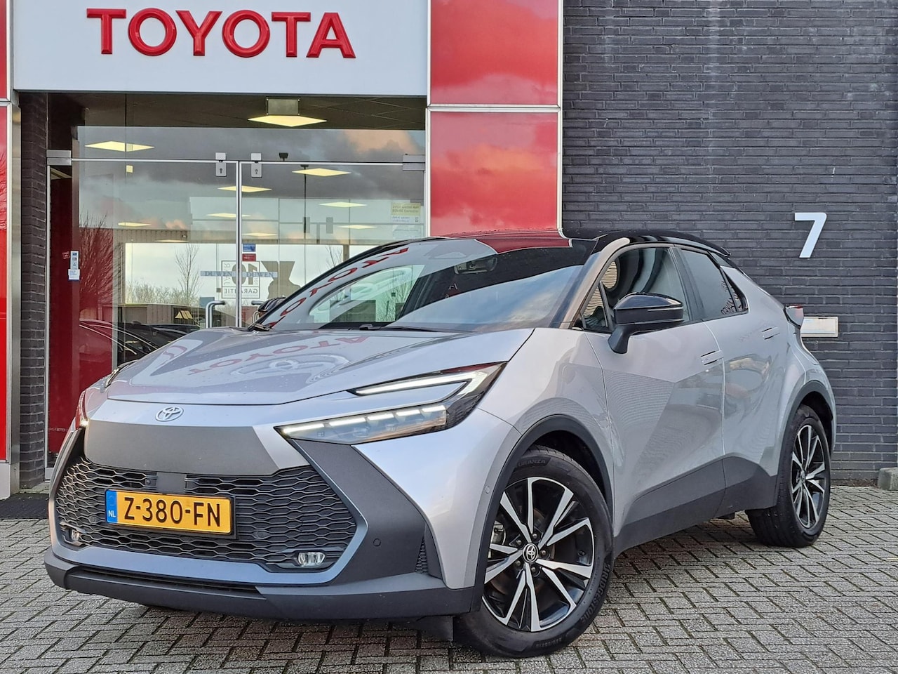 Toyota C-HR - 1.8 HYBRID 140 FIRST EDITION NAVI APPLE/ANDROID P-SENSOREN BLISS EL-ACHTERKLEP 360GR-CAMER - AutoWereld.nl