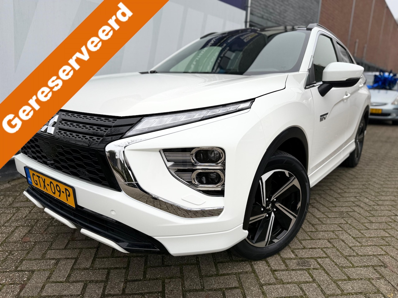 Mitsubishi Eclipse Cross - 2.4 PHEV Intense+ Panorama dak l Leren bekleding l Achteruitrijcamera l Navigatie l Adapti - AutoWereld.nl