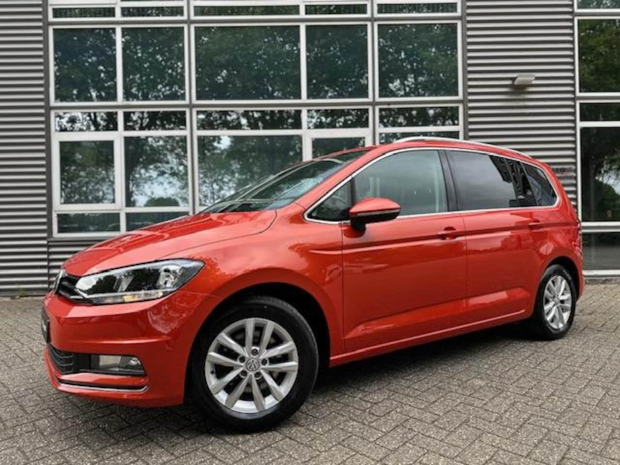 Volkswagen Touran - VW Touran 1.2 TSI Highline 7pers. RADAR SENSOR. HIGHLINE. NWE ALL SEASON BANDEN - AutoWereld.nl