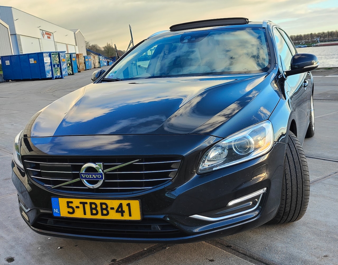 Volvo V60 - 2.4 D6 AWD Plug-In Hybrid Summum - AutoWereld.nl