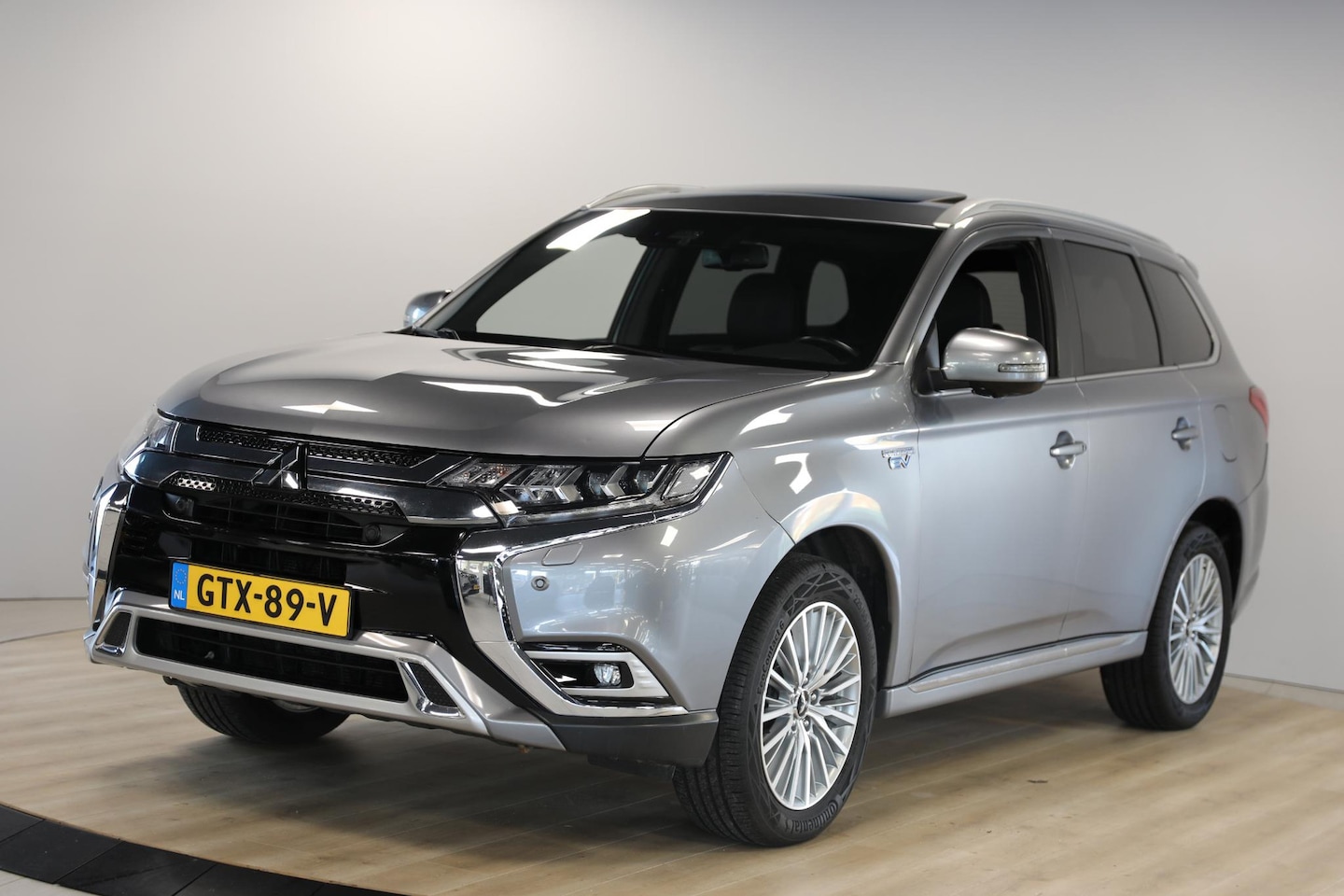 Mitsubishi Outlander - 2.4 PHEV Instyle | Schuif- opendak | Trekhaak | Leer - AutoWereld.nl