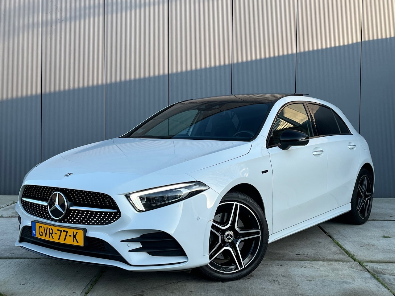 Mercedes-Benz A-klasse - 250 e Premium Plus AMG / Memory / Keyless / Designo / Widescreen - AutoWereld.nl