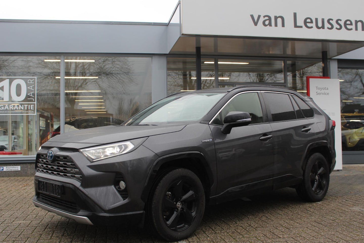 Toyota RAV4 - 2.5 HYBRID BI-TONE JBL EL-ACHTERKLEP EL-STOEL KEYLESS STOELVERW PARK.SENSOREN PRIVACY GLAS - AutoWereld.nl