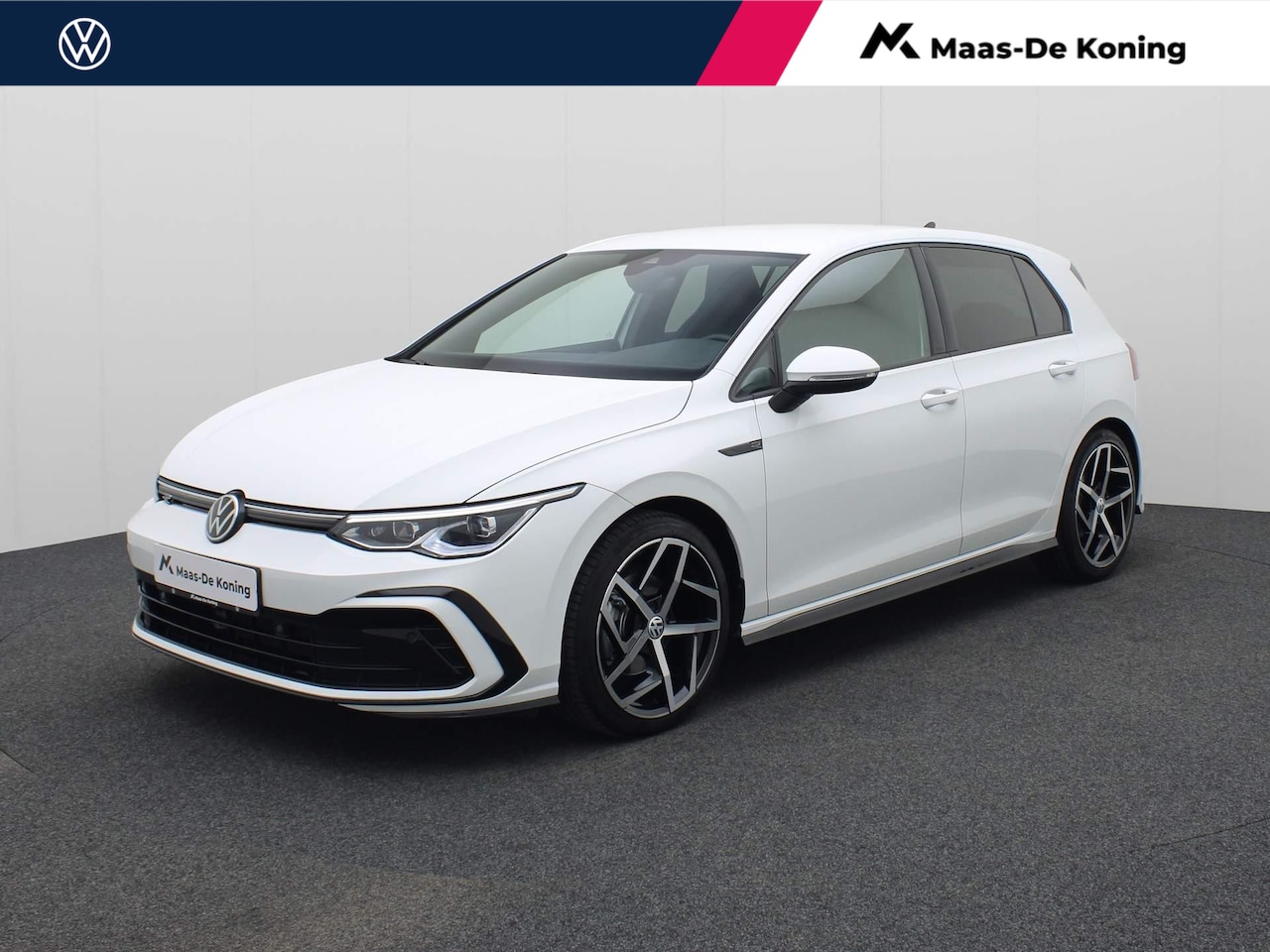 Volkswagen Golf - 1.5eTSI/150PK R-Line DSG · Navigatie · Trekhaak · Parkeersensoren - AutoWereld.nl