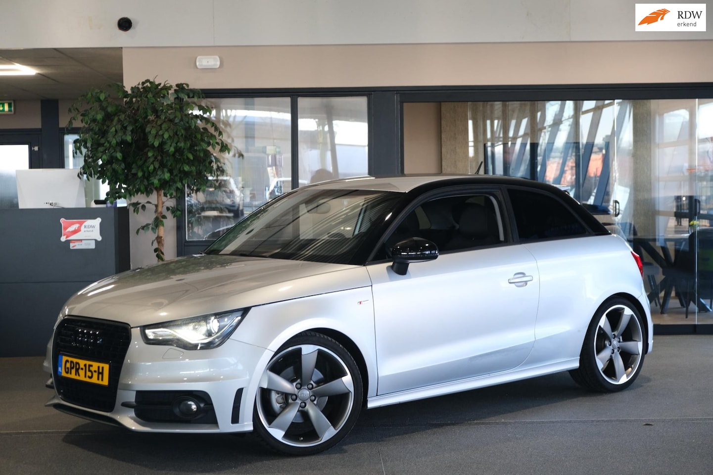 Audi A1 - 1.4 TFSI S edition S-line Automaat MF-Stuur Stoelverwarming PDC 18''lm velgen - AutoWereld.nl