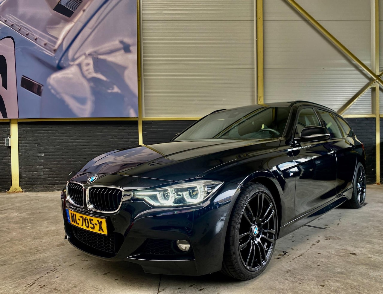 BMW 3-serie Touring - 320i M Sport Handgeschakeld | Panoramadak| Leer | Breedset 19"| LED | - AutoWereld.nl