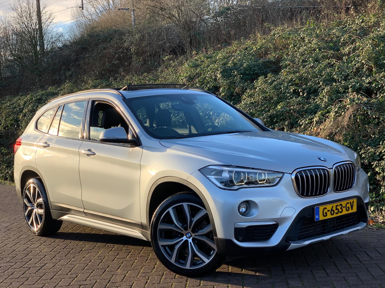 BMW X1 - SDrive20i High Executive AUT|PANO|LEDER|NIEUWSTAAT|33DKM!| - AutoWereld.nl