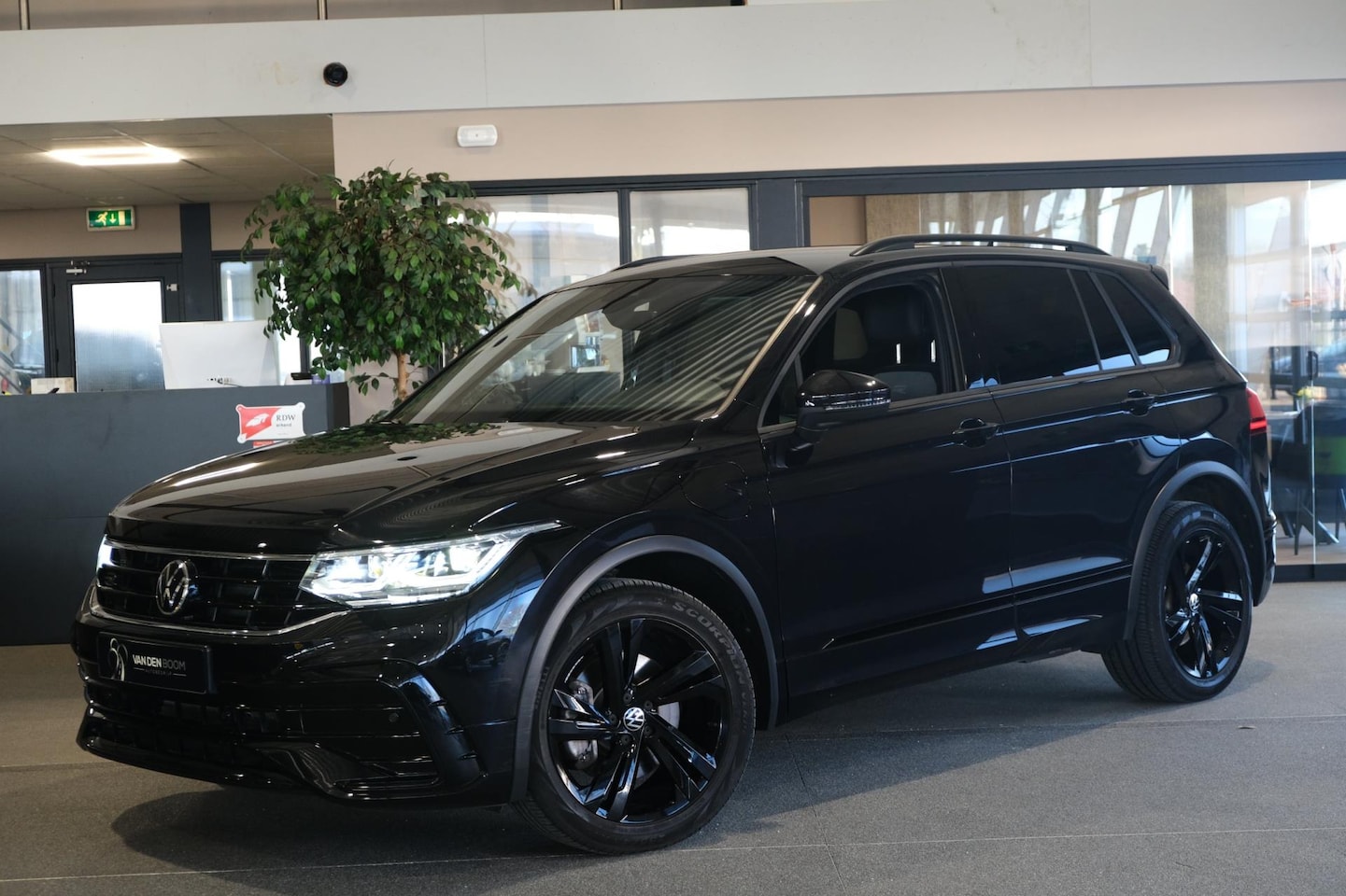 Volkswagen Tiguan - 1.4 TSI eHybrid R-Line Black Trekhaak ACC Navi Led - AutoWereld.nl