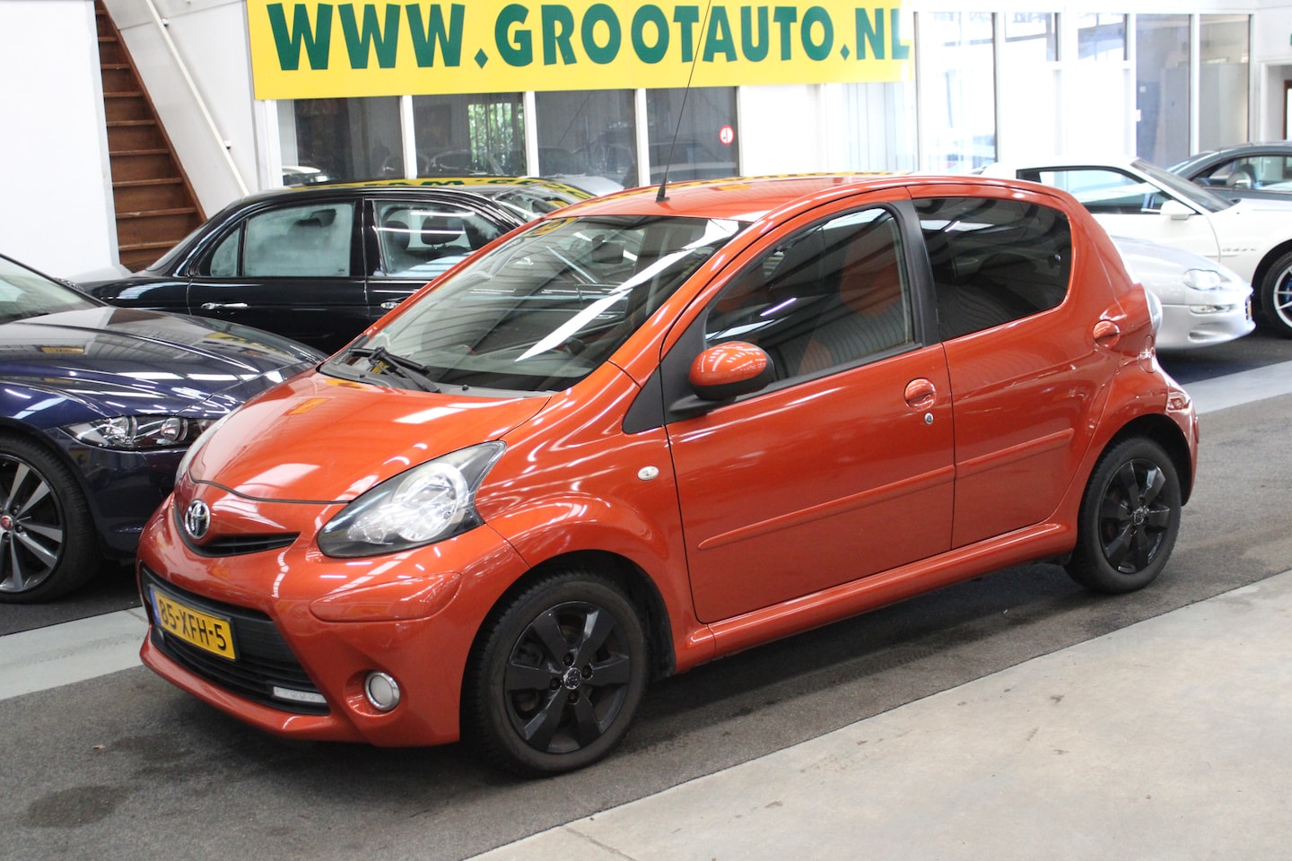 Toyota Aygo - 1.0 VVT-i Dynamic Orange 1.0 VVT-i Dynamic Orange 5drs, Airco, Isofix, TomTom, Stuurbekrachtiging - AutoWereld.nl