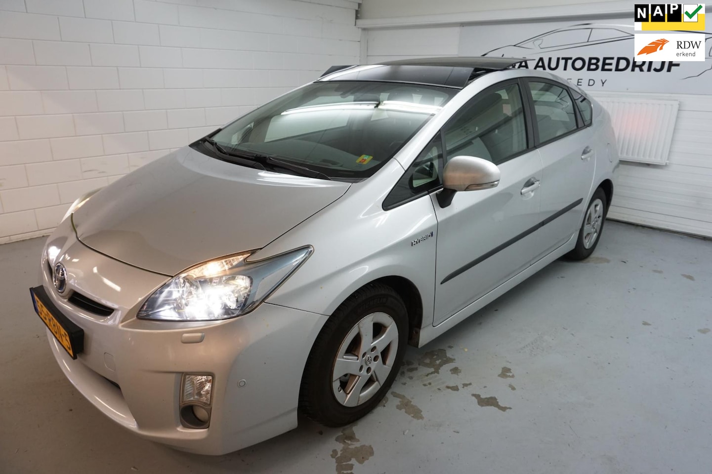 Toyota Prius - 1.8 Dynamic Business /SOLAR DAK / NAP LEDER - AutoWereld.nl