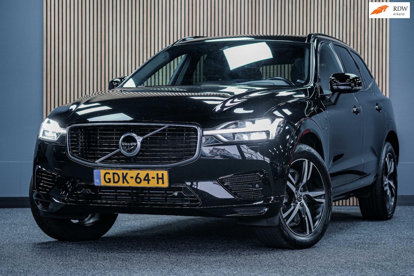 Volvo XC60 - 2.0 T8 Twin Engine AWD | Pano | R-design - AutoWereld.nl