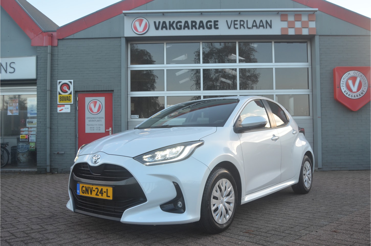 Toyota Yaris - 1.5 VVT-i parelmoer wit 12mnd.gar.nav. camera - AutoWereld.nl