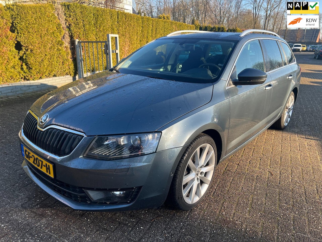 Skoda Octavia Combi - 1.6 TDI AUT Elegance Bus.Line BTW ECC PANO NAVI LMV PDC XENON - AutoWereld.nl