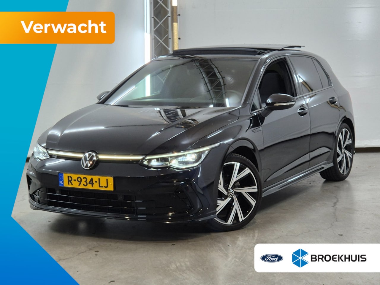 Volkswagen Golf - 1.5 eTSI R-Line | Panoramadak | 18 inch | Apple Carplay | Camera - AutoWereld.nl