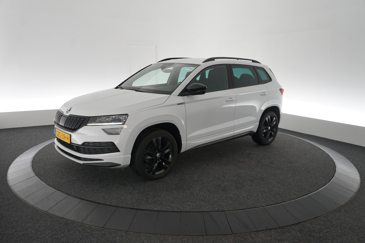 Skoda Karoq - 1.5 TSI ACT Sportline Business | Trekhaak | Stoelverwarming | ACC | Elek. achterklep - AutoWereld.nl