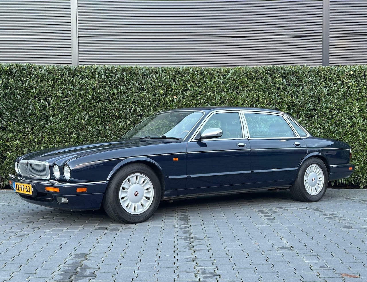 Daimler Double Six - 6.0 V12 CENTURY LWB ORIGINEEL NL AUTO, NAP, H/K, LEDER, ECC-AIRCO, STOELVERWARMING, ELEKTR - AutoWereld.nl