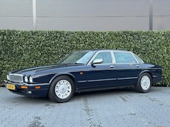 Daimler Double Six - 6.0 V12 CENTURY LWB ORIGINEEL NL AUTO, NAP, H/K, LEDER, ECC-AIRCO, STOELVERWARMING, ELEKTR