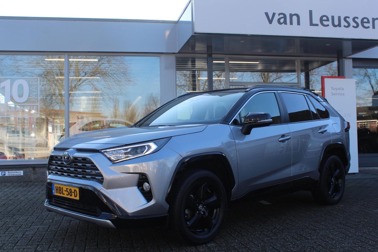 Toyota RAV4 - 2.5 HYBRID BI-TONE DAB LES JBL EL-STOEL STOELVERW. EL-ACHTERKLEP PRIVACY GLASS NAVI APPLE/ - AutoWereld.nl