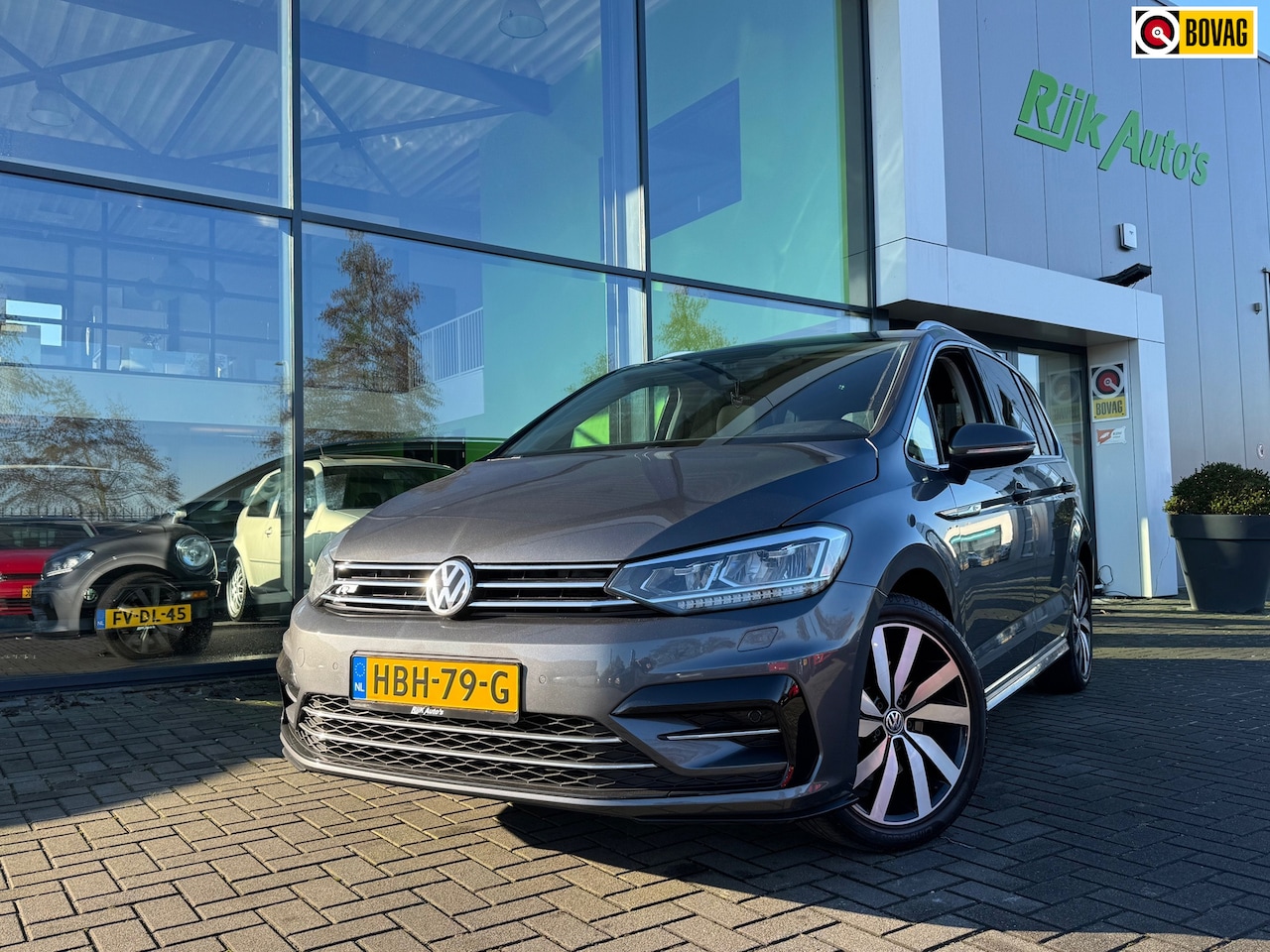 Volkswagen Touran - 1.5 TSI Highline Business R 7p * Navigatie * Camera * Carplay - AutoWereld.nl